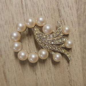 Vintage silver tone pearl and clear rhinestone brooch unsigned beauty